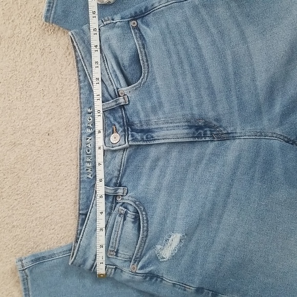 Mom Jeans American Eagle size 10 light wash - Picture 3 of 8